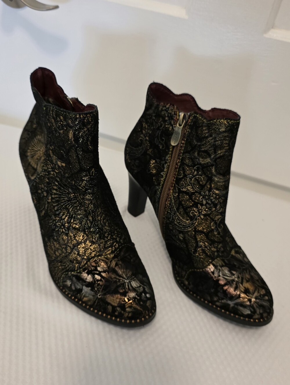 L'Artiste Smokinhot Black & Gold Brocade Ankle Booties with Side Zip Size 39/8.5